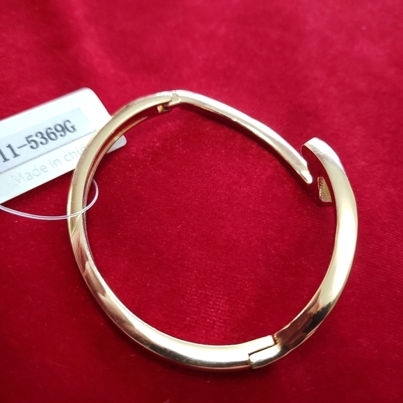 Gold Tone Bracelet - Picture 4 of 11